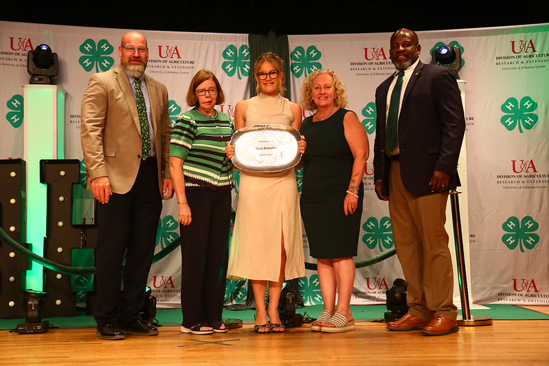 Sulli Schaffer accepting the Arkansas 4-H Governor's Award