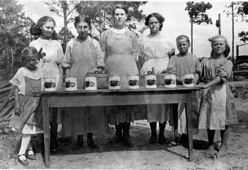 Old photograph of members of Extension Homemakers Canning Club
